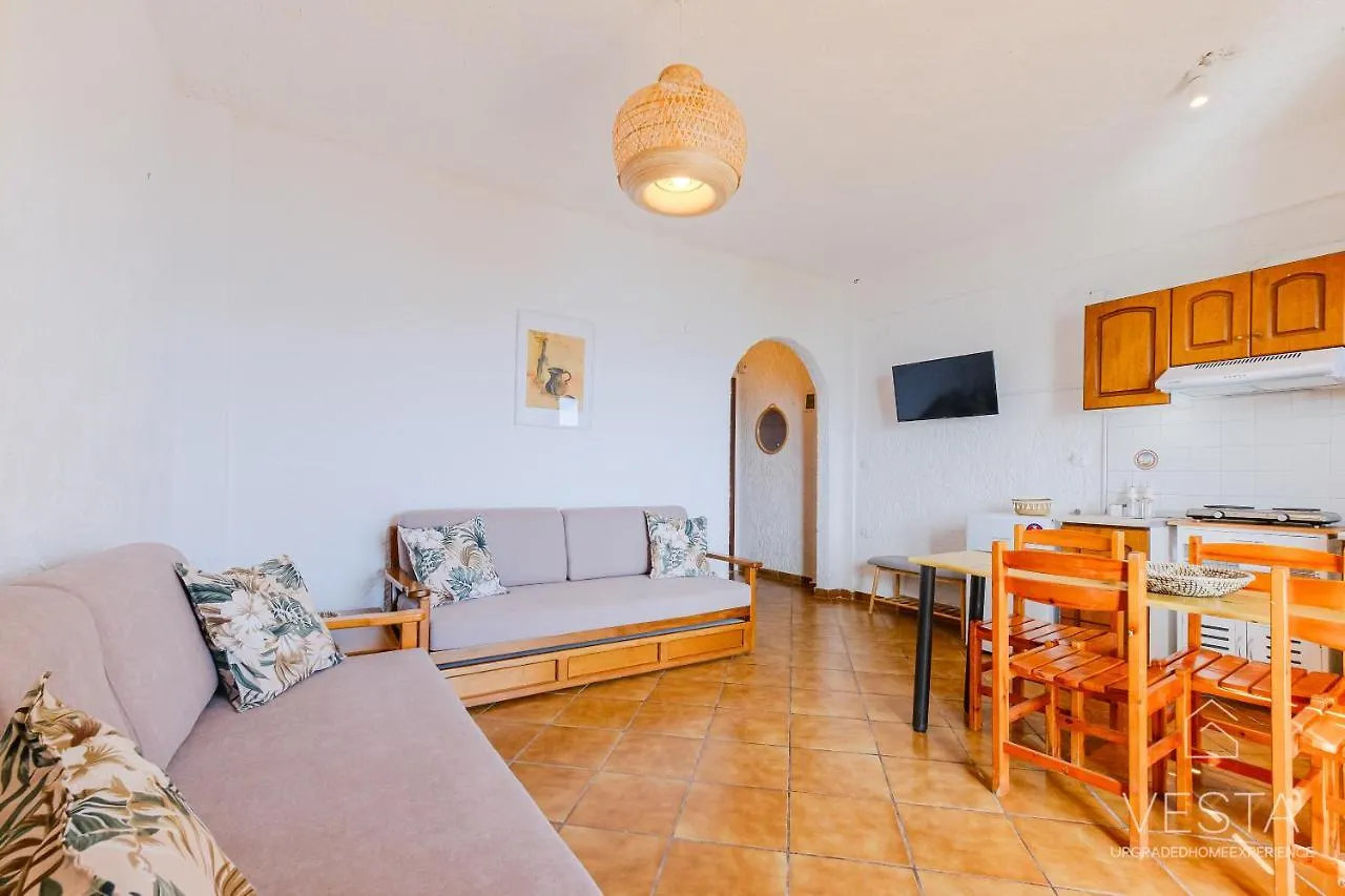 Amphitriti Seafront Apartments, Loutra Agia Paraskevi أغيا باراسكيفي شقة