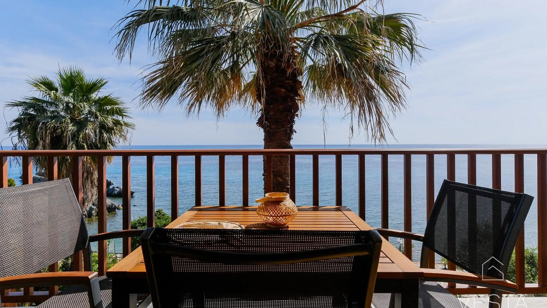 Amphitriti Seafront Apartments, Loutra Agia Paraskevi أغيا باراسكيفي شقة