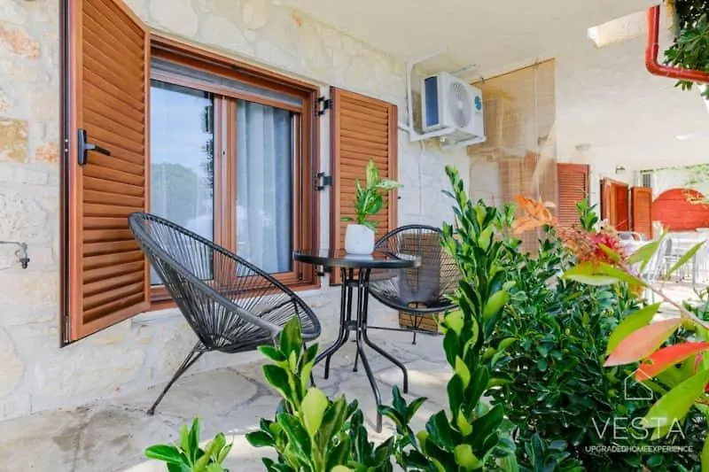 Amphitriti Seafront Apartments, Loutra Agia Paraskevi أغيا باراسكيفي
